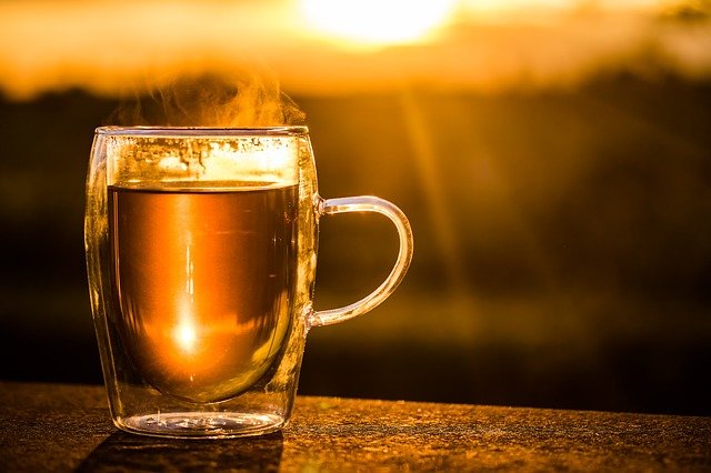 negen gezondheidsvoordelen van de kurkuma thee